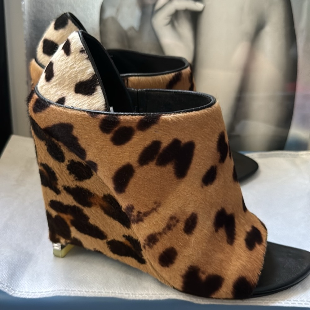 Alexander Wang Leopard Alla Peep-toe Wedges 37 7 Khloe Kardashian - Picture 2 of 8